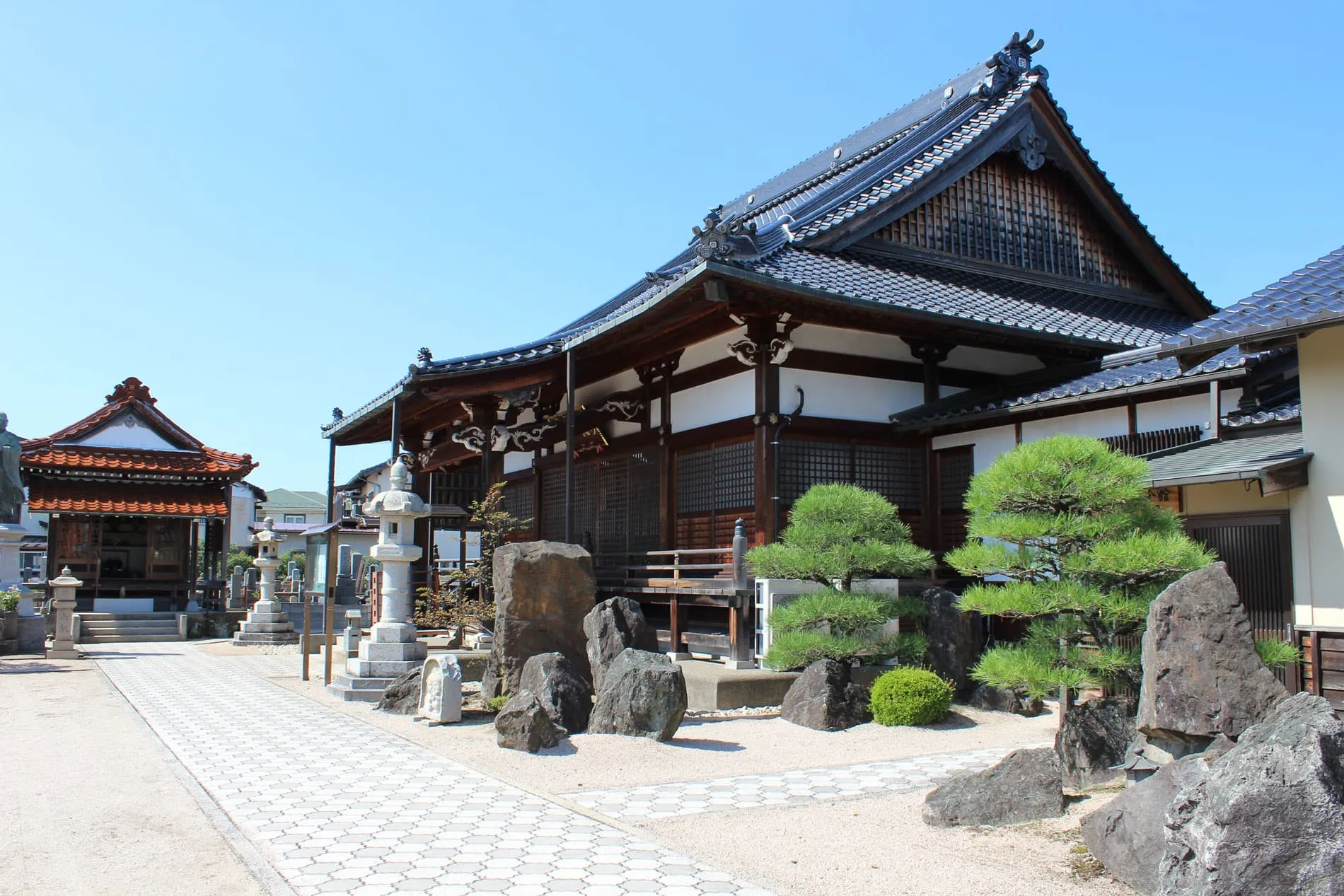 法恩寺は身延山久遠寺を総本山とする日蓮宗寺院です。出雲市平田町の商店、住宅に囲まれた市街地の中にあります。