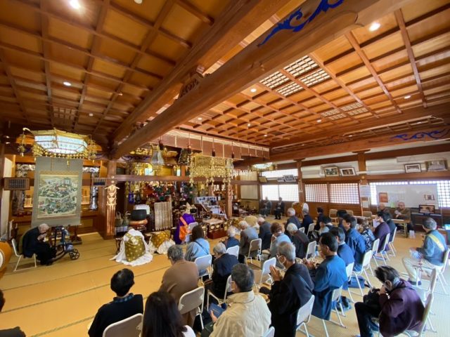 本日は法恩寺の御会式法要を開催！  お参りの皆さんと、日蓮聖人への感謝をお伝えさせていただきました🙏  今年は初の試みとして、お祖師様の里帰り供養をしました。
ご家庭の祖師像（日蓮聖人像）をお連れいただき、お経をあげお清めしました。
より大きなご加護がいただけるはずです。  たくさんのお参りありがとうございました🙇‍♂️  ※諷誦文塔婆をお申込みの方は本堂にございます。
※お餅は明日まで置いてありますのでお参りの方はお持ち帰りください。
※お祖師様の綿帽子は本堂にしばらくありますのでお持ち帰りください。  #日蓮聖人#御会式#感謝#ご報恩#法恩寺#出雲#供養#みんなで#ご利益#先祖供養