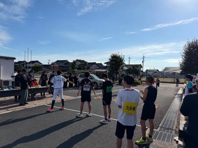 晴天の中、平田地区対抗駅伝大会が開催されました🏃💨  私はなぜか平田チームの監督として参加しました（笑）
体協なのでただ役が回ってきただけで名前だけの監督です(^^)  それぞれの地区で小学生から50代まで10人の選手を選抜して対戦します💨  初めて観戦しましたが駅伝楽しい😄  途中までは平田と灘分の首位争いのデットヒート❗️  しかし、最後にさされて惜しくも3位‥  優勝を逃した責任をとって、監督を辞任します。  今までありがとうございました！  選手の皆様お疲れ様でした🙇‍♂️  #平田地区#出雲市#駅伝大会#結果が全て#言い訳はしない
