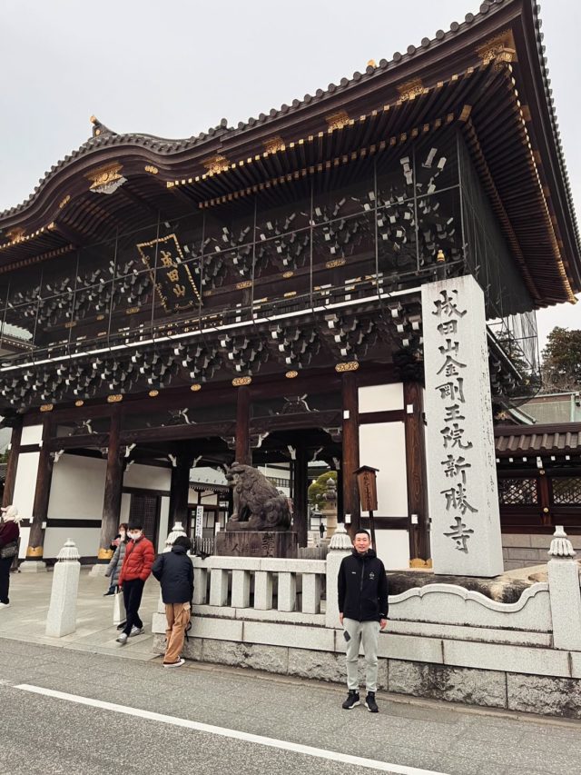 先週は関東出張に行ってきました。  まずは横浜、茨城県つくば市でお家のご祈祷🙏  その後成田に行き、成田山新勝寺に初参拝。
大きかった。  翌日、荒行堂に行き島根の修行僧と面会。
そしてご祈祷を受けました。
去年はここにいたんだなーとしみじみ。  夜は去年一緒に修行したみんなと再会。  そしてその夜、ホテルに帰ってから高熱🥵  40度近くまで上がり、上野で途方に暮れる‥  旅先での病気はしんどい。  なんとか1日ずらして帰ることができました💦  荒行堂で受けたご祈祷で悪いものが全て出たのかと思われます❗️  ありがたや🙏  来年は本厄なので、厄落とせてよかった(^^)  #旅#病気#インフルは陰性#心細い#家族のありがたさ#感謝#出雲#法恩寺#ご祈祷#お祓い#厄払い