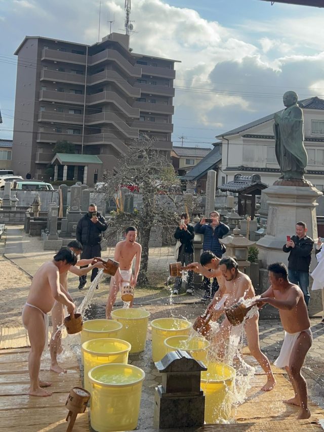 大晦日、一般参加の水行修行を行いました！  寒風吹く中、みなさん頑張って水をかぶり、1年の悪いものを流すことができました🙏
関西方面からのご参加もあり、ありがとうございました❗️  終わった後は皆さん晴れやかな顔で、やって良かったなと感じました(^^)  子どもたちも参加！
5歳の次男も飛び入りして頑張りました😄  さて、今年も1年間ありがとうございました🙇‍♂️  今晩、日付の変わる0時より新年祈祷会を開催します。
良かったらお参り下さい㊗️  来年もどうぞ宜しくお願いします❗️  #出雲#法恩寺#水行#修行#1年間おつかれさまでした #来年も良い年でありますように #良い年をお迎えください