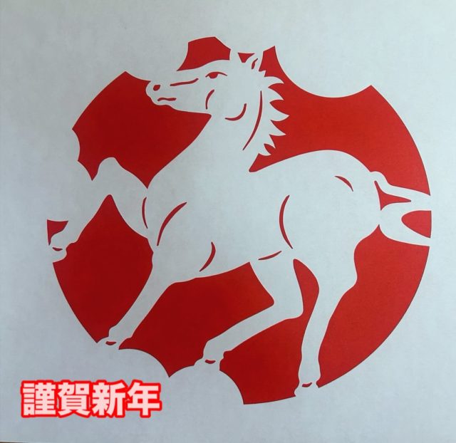 あけましておめでとうございます㊗️  本年もどうぞ宜しくお願い申し上げます🙇‍♂️  元旦0時より行った恒例の新年祈祷会もたくさんのお参りをいただき、今年もありがたい年越しとなりました✨  年越しおしるこをみんなでいただき、とても美味しく賑やかな年初めとなりました！  子ども達は途中で力尽き（笑）  正月はお参りの皆さんに、お抹茶とお菓子でひと息ついていただいております🍵  元旦はたくさんお参りいただきましたが、本日は急な積雪でなかなか足が運び辛いと思います。
お参りの際はお気をつけください🙇‍♂️  今年も一つ一つのご縁を大切に、
あたたかいお寺でありたいと思います。
本年もどうぞよろしくお願い申し上げます。  #出雲#法恩寺#正月#新年#明けましておめでとうとございます